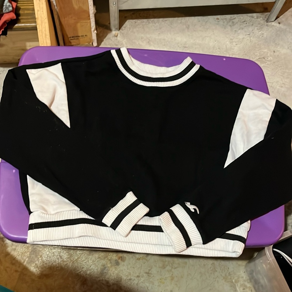 Hollister cropped extra small black-and-white sweatshirt